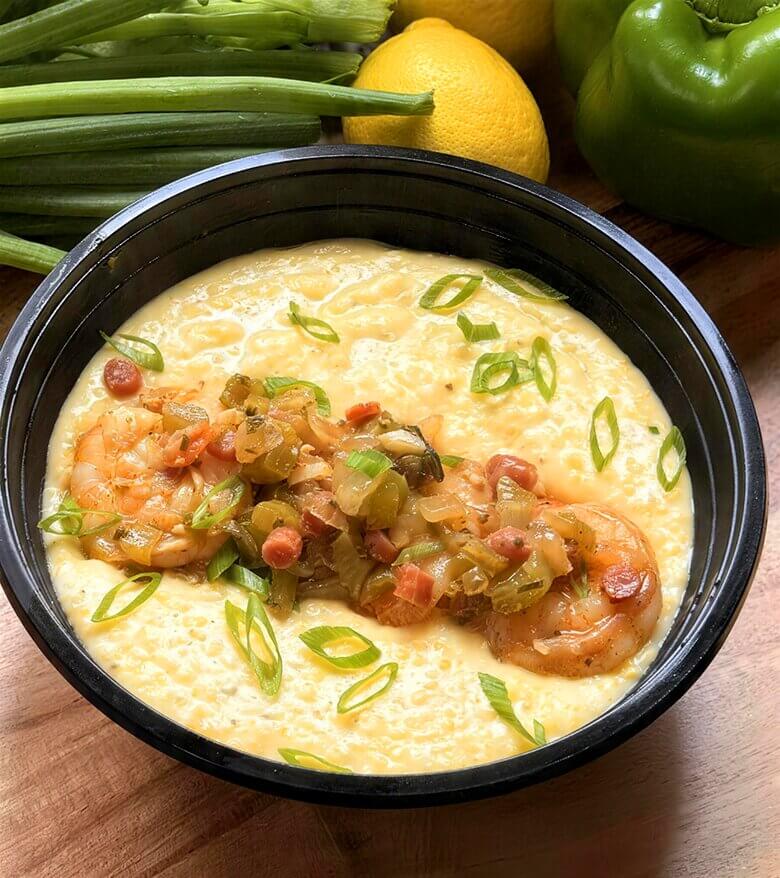 Camarones sureños con sémola de maíz